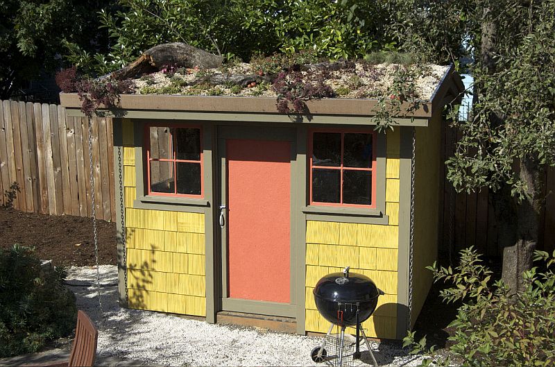 maly-zahradni-dreveny-domek-na-zahhradni-naradi-a-techniku-zelena-strecha