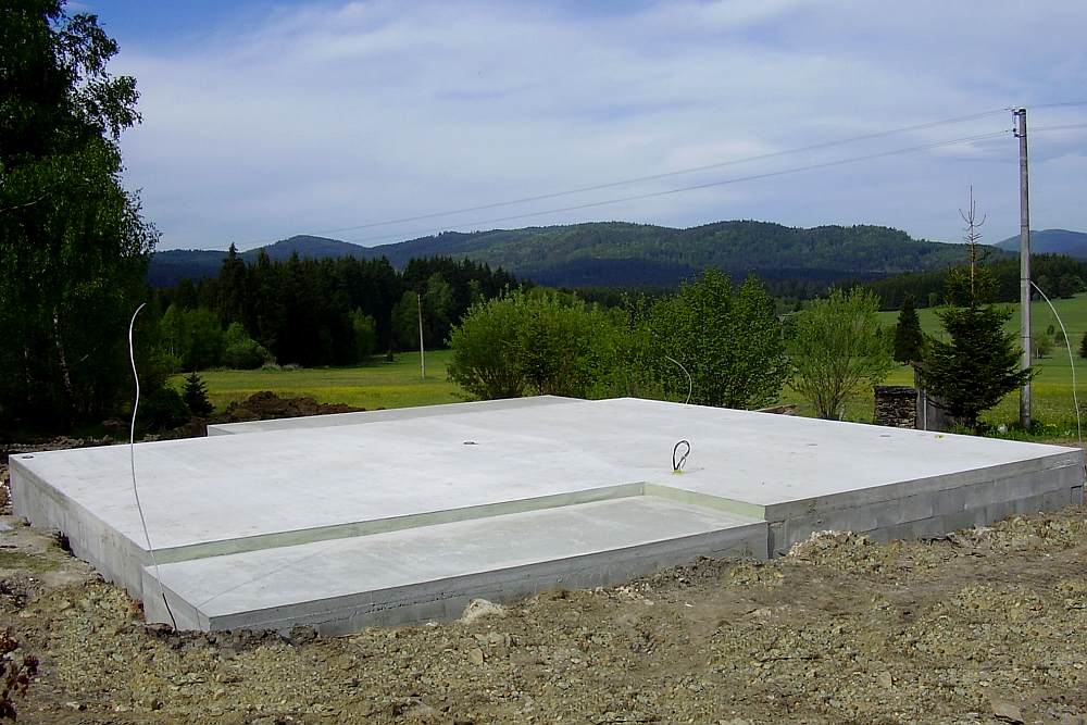 Založení stavby na silné železobetonové desce zakladova-deska