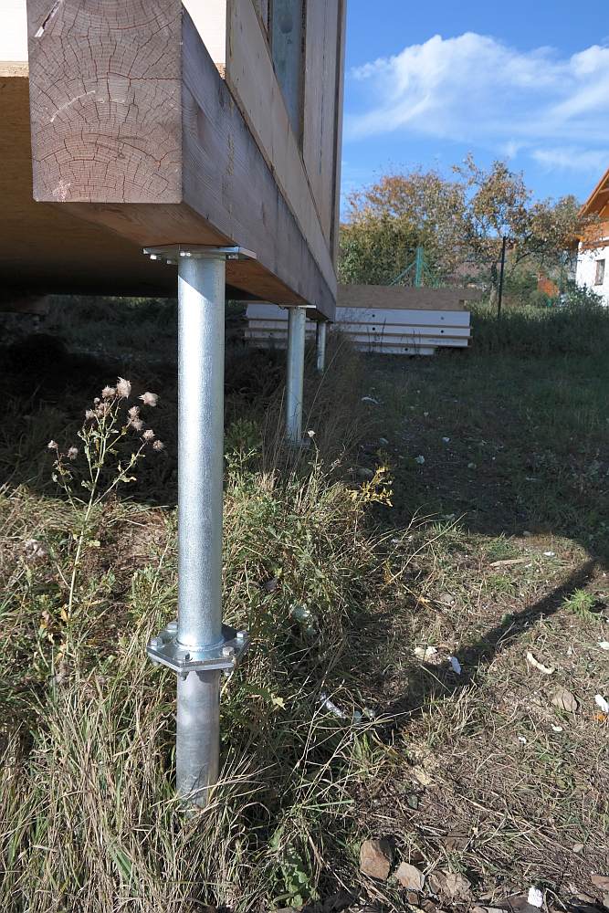 Specifickým způsobem je založení dřevostavby na zemních vrutech zaklady-zemni-vruty