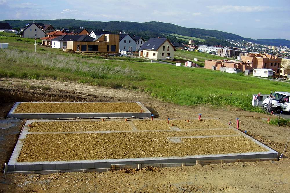 zalozeni-domu-na-zakladovych-pasech-doplnenych-o-podkladni-betony