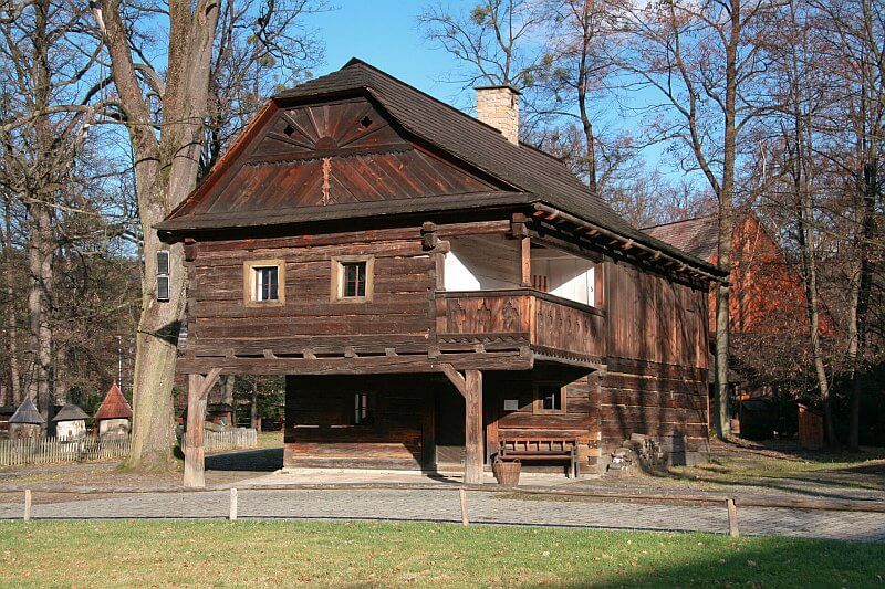 historicky-roubeny-partovy-dum-s-podsinkem-z-roku-1750