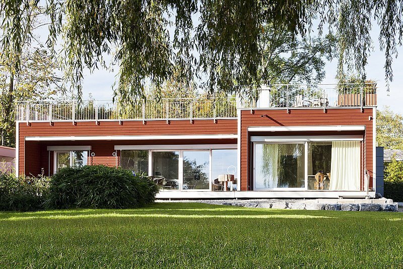 moderni-prizemni-drevostavba-stresni-terasa-drevena-fasada-hs-portaly-kryta-terasa-baufritz