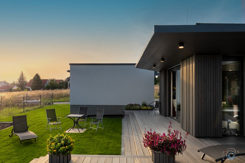 Garáž-u-dřevostavby-2