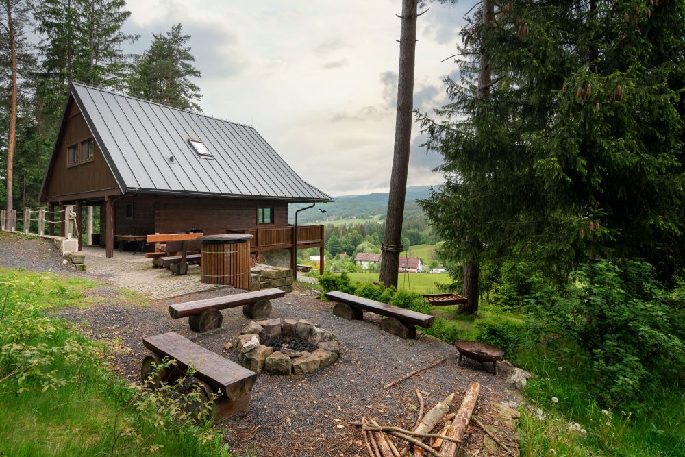 2-Moderní-chata-v-lese