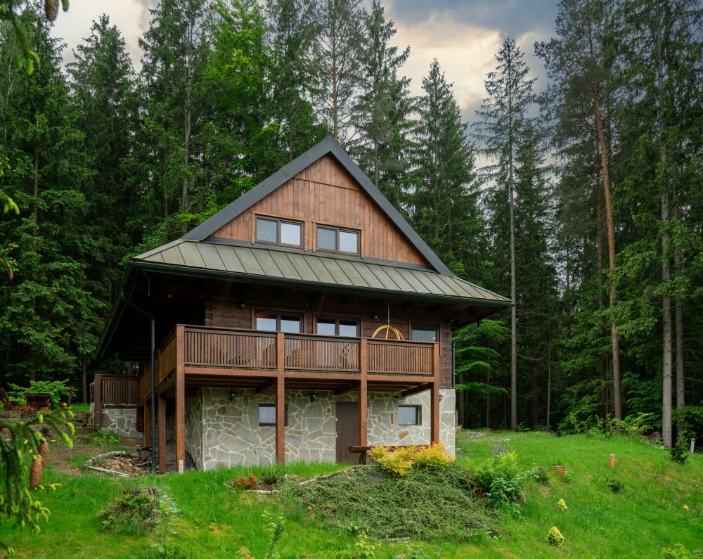 3-Moderní-chata-v-lese