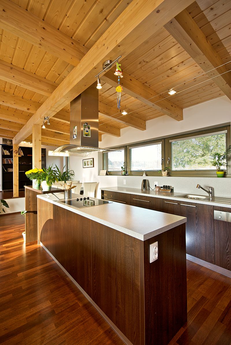 interi&eacute;r dřevostavby kuchyně