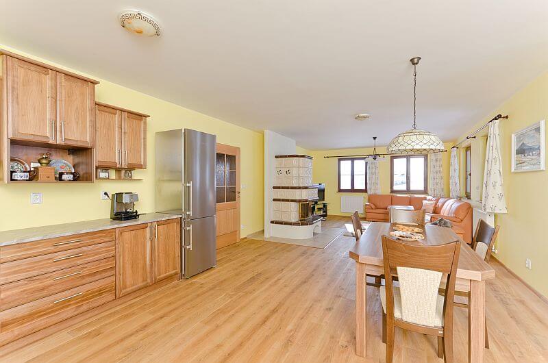 sumavska-drevostavba-jidelna