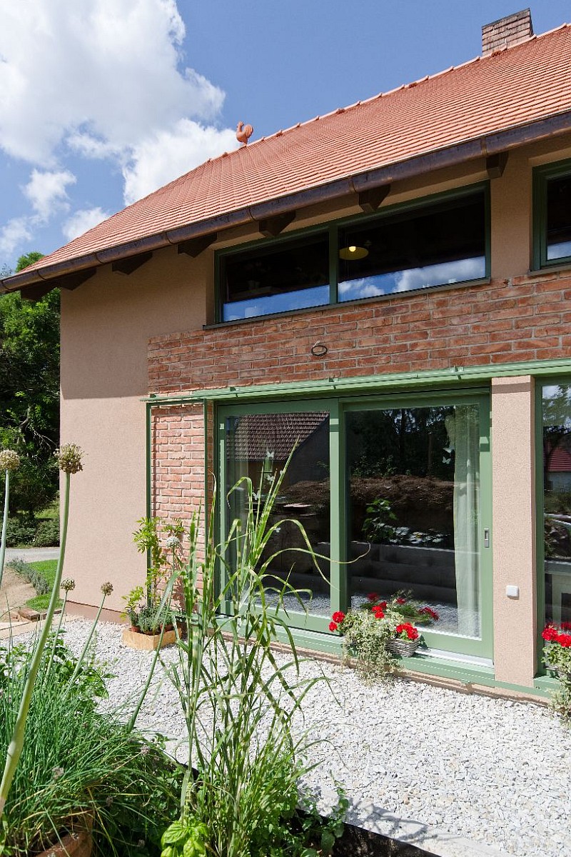 navsteva-drevostavby-bydleni-s-vuni-provence-domy-dnes-exterier-portal