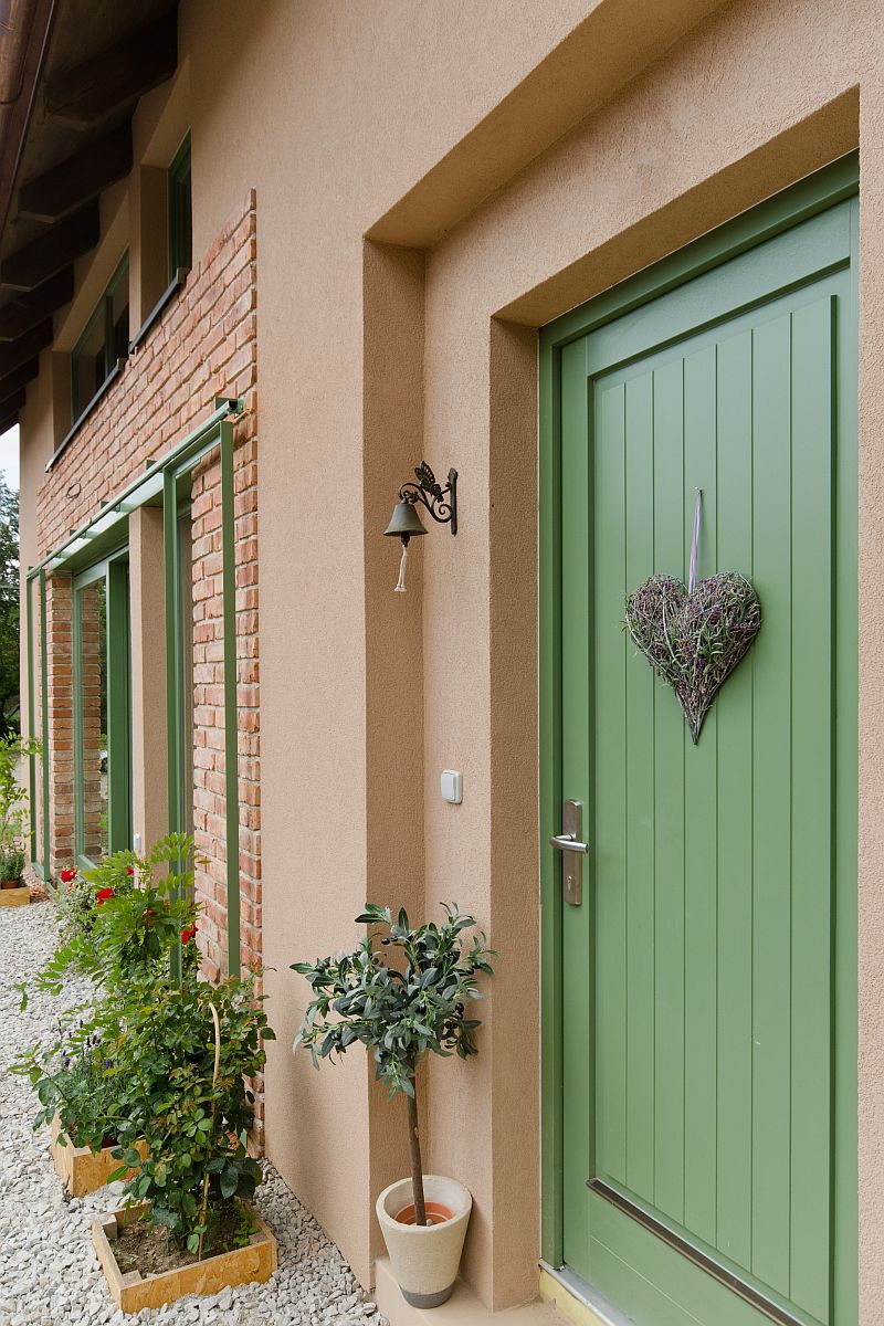 navsteva-drevostavby-bydleni-s-vuni-provence-domy-dnes-exterier-vstup