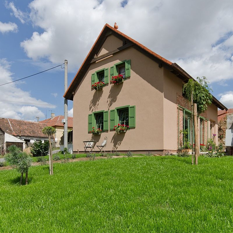 navsteva-drevostavby-bydleni-s-vuni-provence-domy-dnes-exterier-zahrada