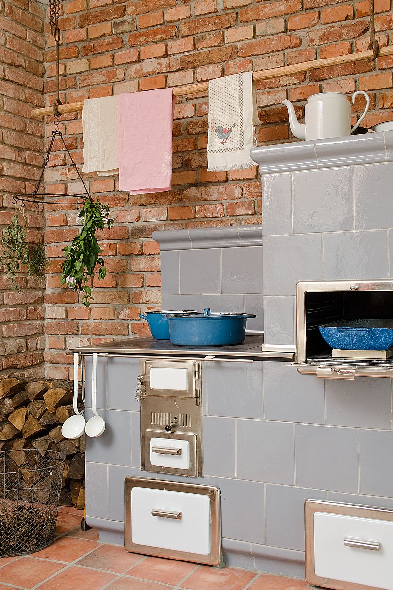 navsteva-drevostavby-bydleni-s-vuni-provence-domy-dnes-interier-kachlova-kamna