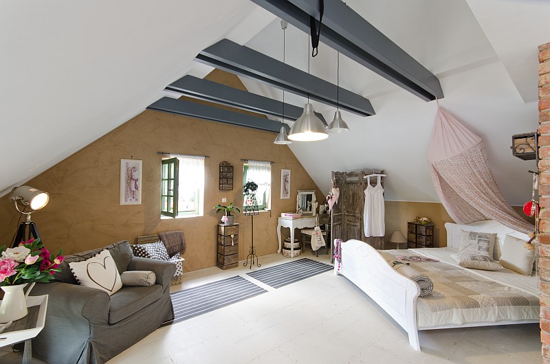 navsteva-drevostavby-bydleni-s-vuni-provence-domy-dnes-interier-loznice