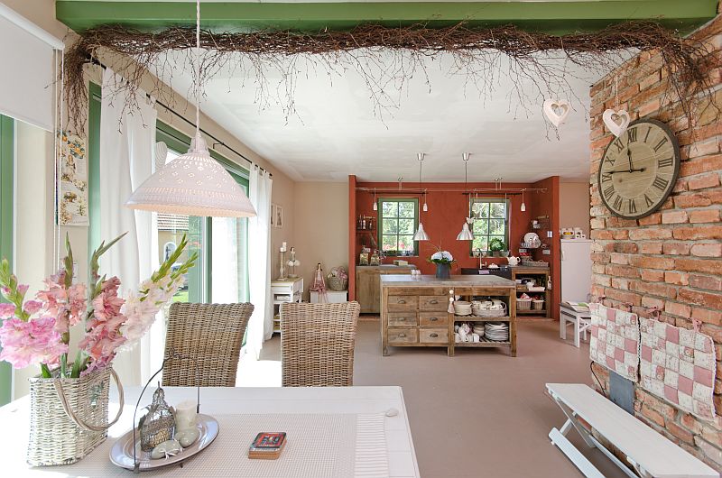 navsteva-drevostavby-bydleni-s-vuni-provence-domy-dnes-interier-obytny-prostor-1