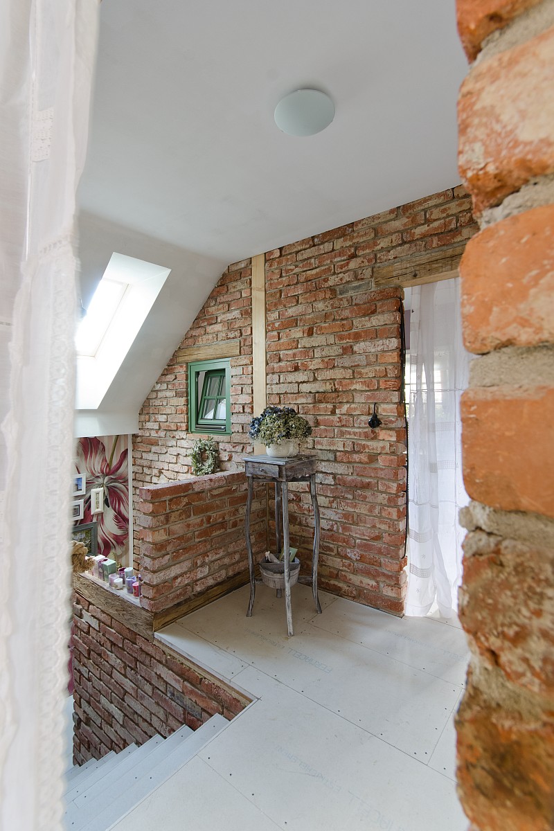 navsteva-drevostavby-bydleni-s-vuni-provence-domy-dnes-interier-schodiste