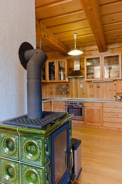 tradiční roubenka - kamna