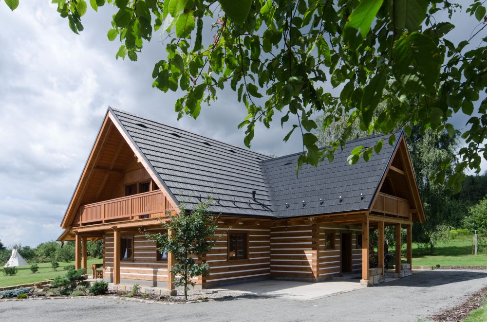 DrevoaStavby.cz | Atypick&aacute; roubenka s koňsk&yacute;m rančem