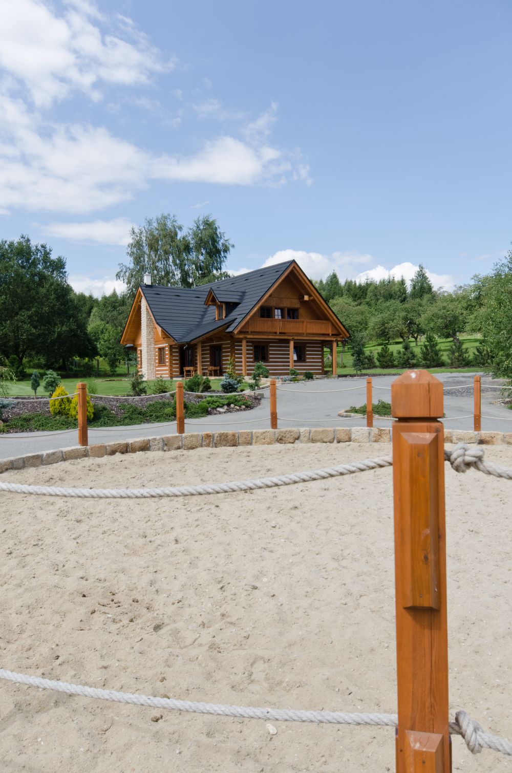 DrevoaStavby.cz | Atypick&aacute; roubenka s koňsk&yacute;m rančem