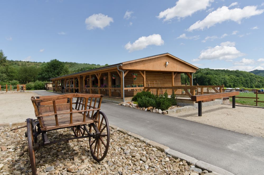 DrevoaStavby.cz | Atypick&aacute; roubenka s koňsk&yacute;m rančem