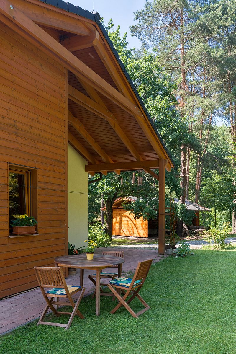 dřevostavba, posezen&iacute; na zahradě