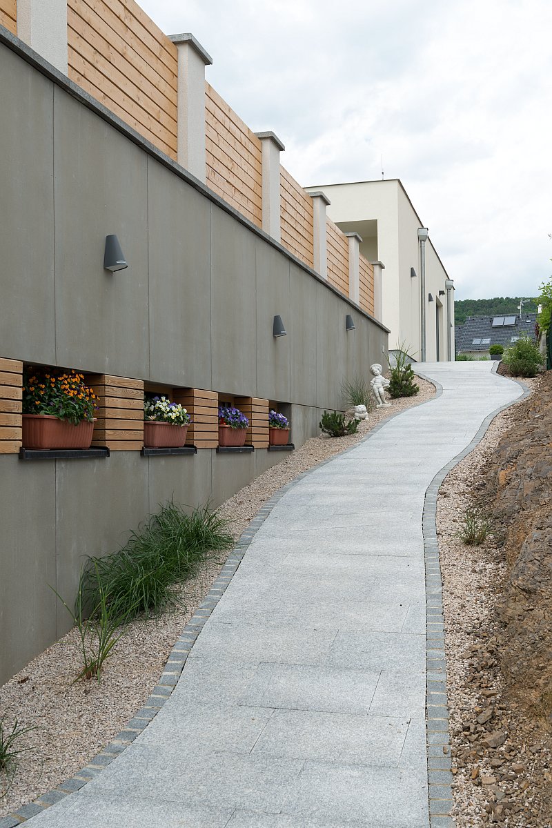 drevostavba-podle-feng-suej-lucern-exterier-cesta-chodnik-k-domu