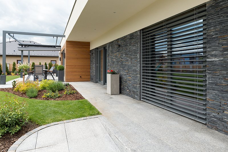 drevostavba-podle-feng-suej-lucern-exterier-terasa-velkoformatova-okna-zaluzie