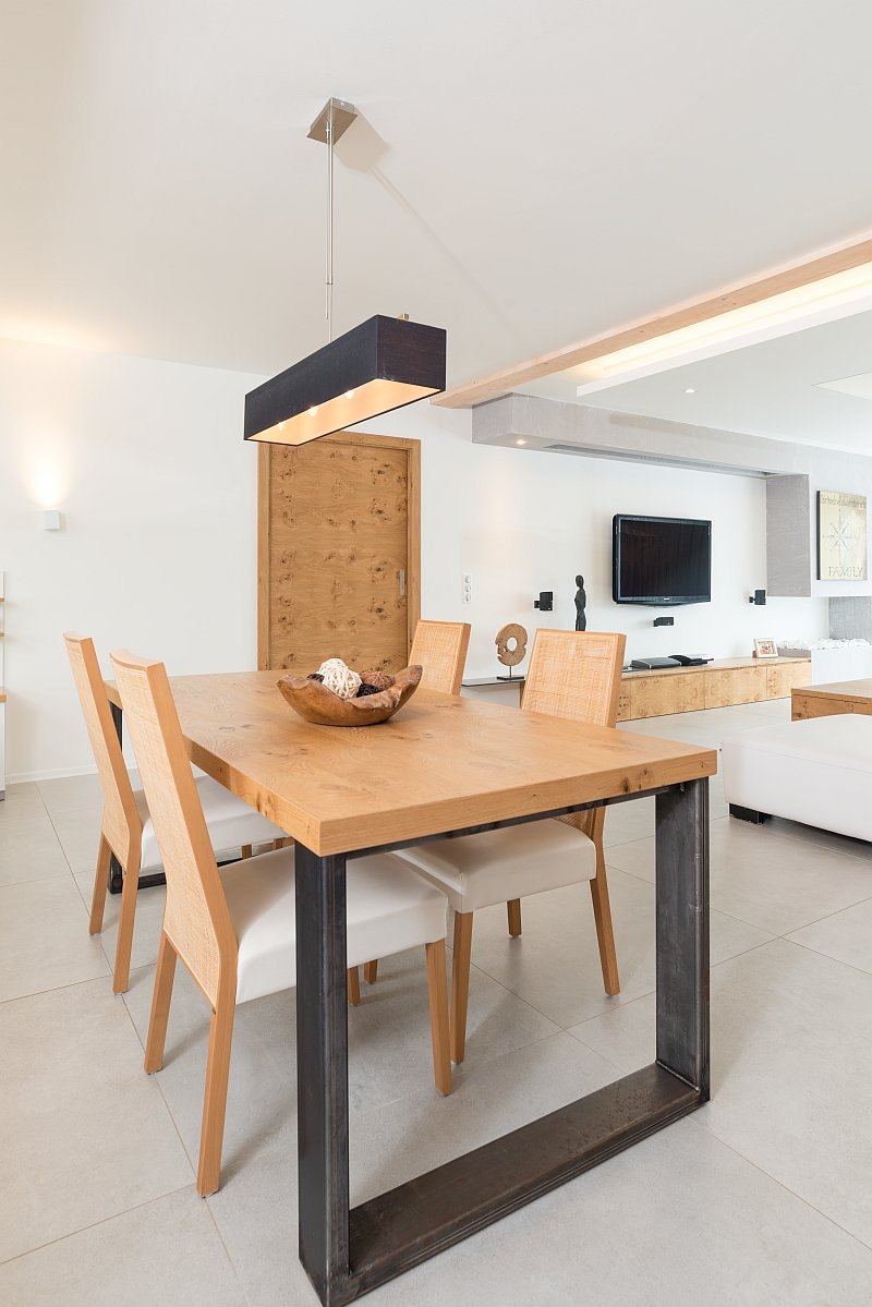 drevostavba-podle-feng-suej-lucern-interier-jidelni-stul