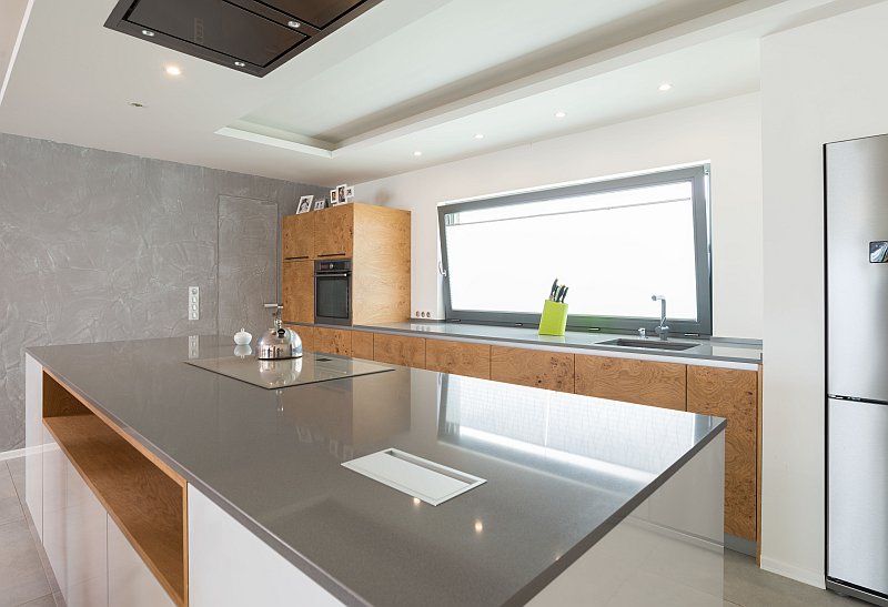 drevostavba-podle-feng-suej-lucern-interier-kuchyne-ostruvek