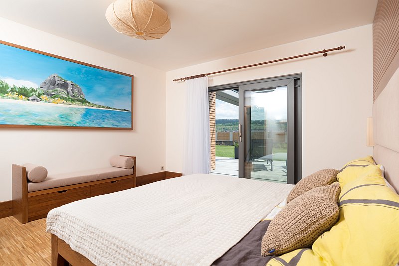 drevostavba-podle-feng-suej-lucern-interier-loznice-obraz