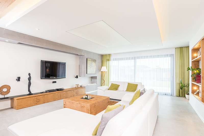 drevostavba-podle-feng-suej-lucern-interier-obyvaci-pokoj-sedaci-souprava