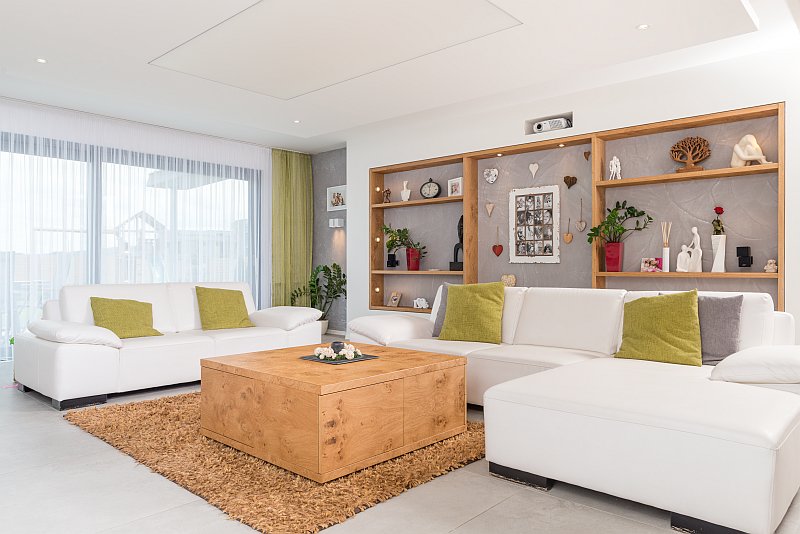 drevostavba-podle-feng-suej-lucern-interier-obyvaci-pokoj