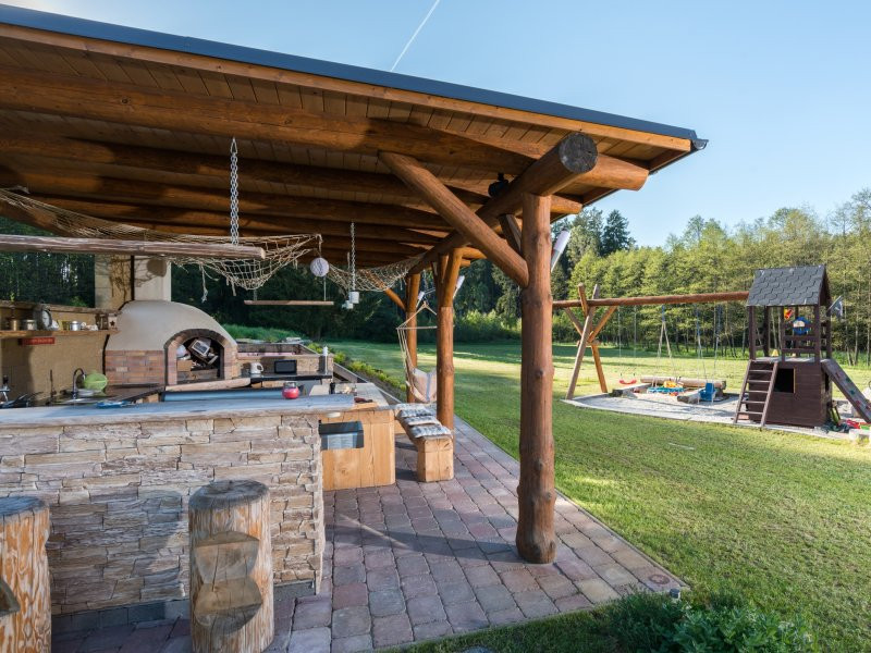 Zahradní kuchyně sousedí s dětským hřištěm