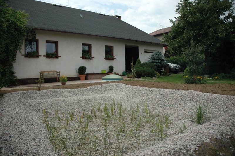 Umístění domovní čistírny odpadních vod blízko rodinného domu.