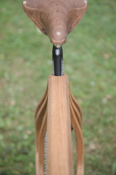 dřevěné kolo sedlo