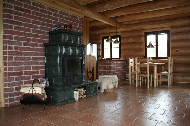 kachlová kamna ve srubu